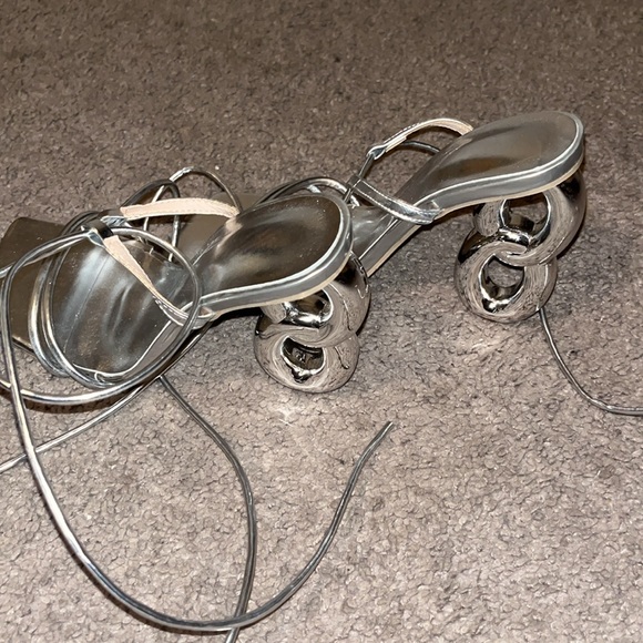 Silver Open Toed Strap-up Leg Shoe S. 36 - Picture 3 of 4